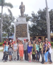 En la Plaza de la Revolución, la primera en Cuba, Bayamo.