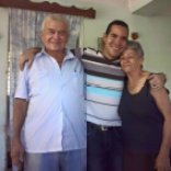 Yasel Toledo Garnache junto a sus abuelos