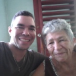 Yasel Toledo junto a su abuela